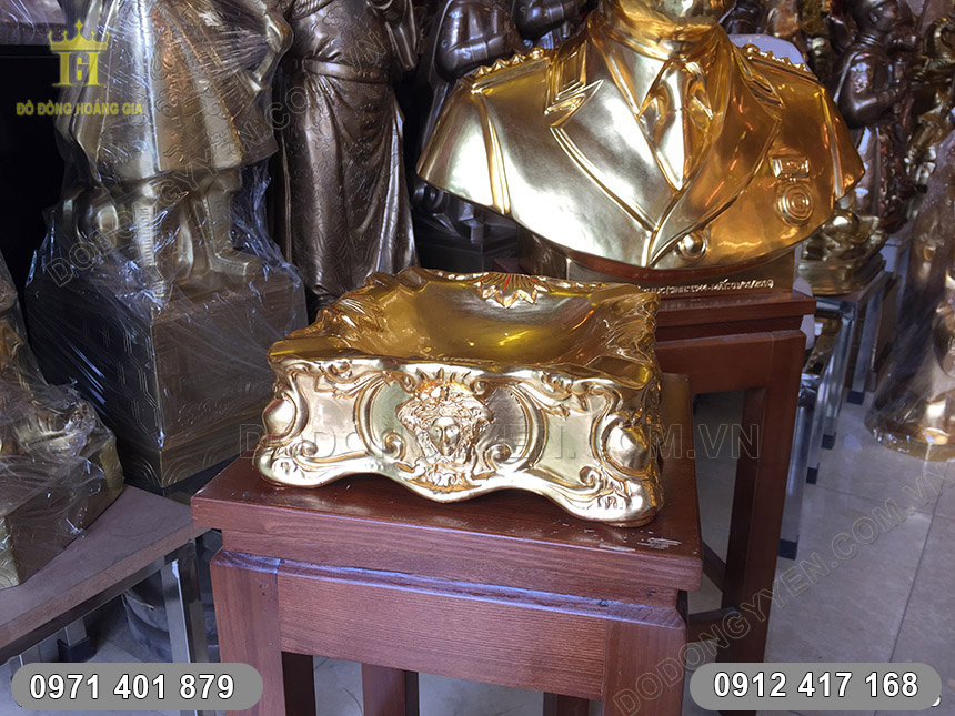 đ&uacute;c gạt t&agrave;n versace thếp v&agrave;ng 9999